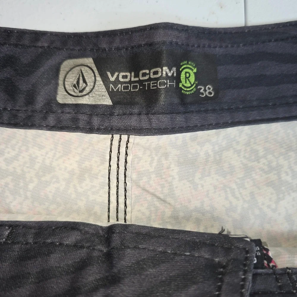 Volcom ModTech Board Shorts Mens 38 Pink Black Abstract Static Print Swim Trunks